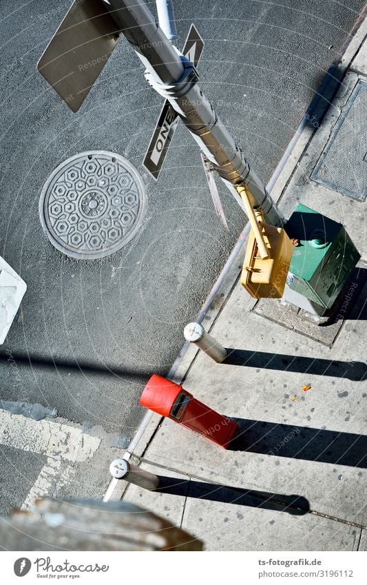 Vier dünne Kerle, die an der Straße warten New York City Verkehr Verkehrswege Personenverkehr Straßenverkehr Autofahren Fußgänger Wege & Pfade Ampel