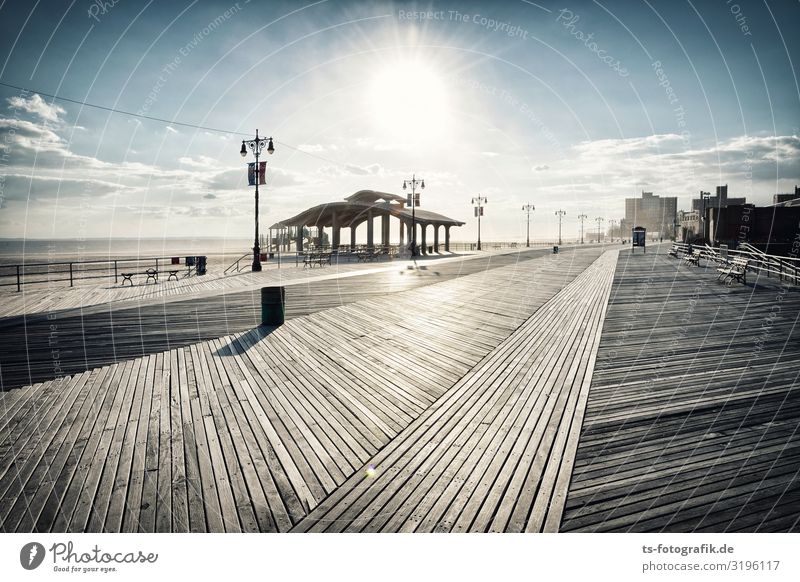 Coney Island Boardwalk Horizont Schönes Wetter Küste Strand New York City USA Stadt Stadtrand Skyline Menschenleer Haus Bauwerk Sehenswürdigkeit Wahrzeichen