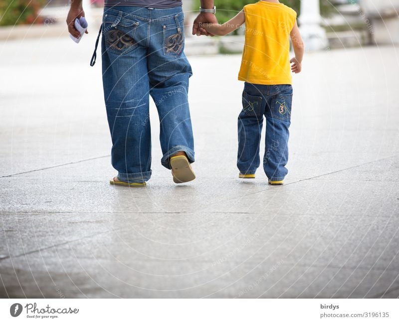 Vater und Sohn Lifestyle maskulin Kind Junge Erwachsene Kindheit 2 Mensch 3-8 Jahre 18-30 Jahre Jugendliche 30-45 Jahre Sommer Stadt Jeanshose gehen authentisch