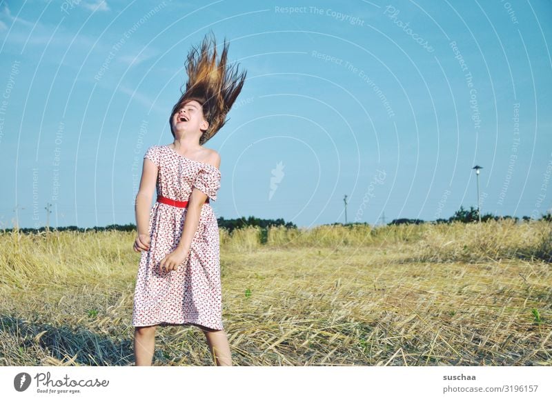 sommerlaune Kind Mädchen junges Mädchen Haare & Frisuren Kindheit wild verrückt lachen Freude Lebensfreude Glück Sommer Sonnenschein Strohfeld Stoppelfeld Feld