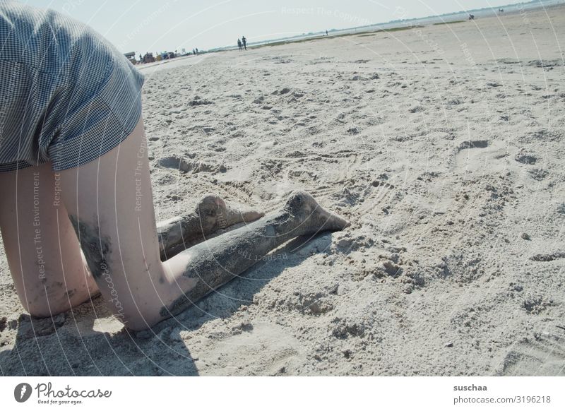 buddeln am strand Nordsee Strand Sand Sommer Sonne Horizont weitläufig Ferne Mädchen Jugendliche 13-18 Jahre Beine knien Füße dreckig Ebbe Wattwandern Shorts