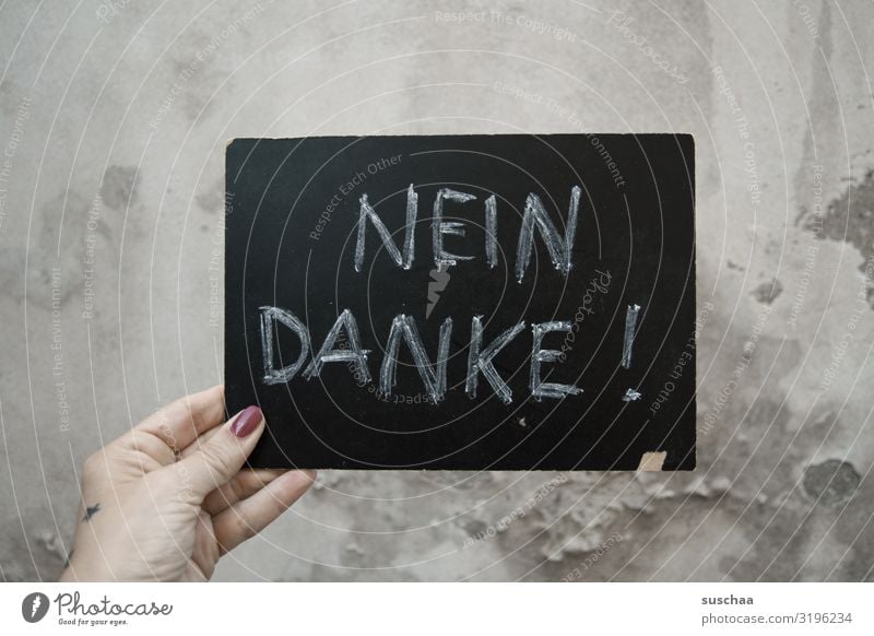 geschriebenes | klare ansage Mensch Frau weiblich Hand Finger festhalten Tafel Kreide Schrift Text Wort Buchstaben Großbuchstabe Ablehnung nein danke schön Halt