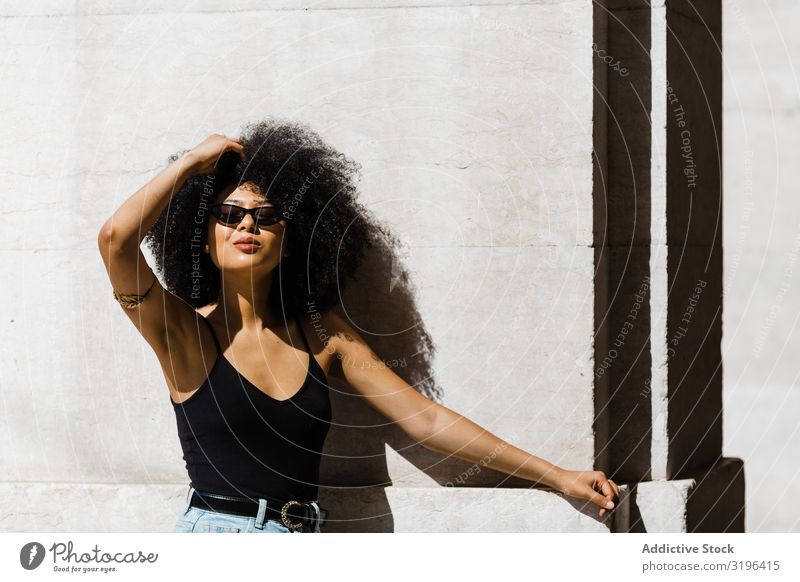 Fröhliche afroamerikanische Frau in dunkler Sonnenbrille Stil trendy modisch Haare & Frisuren Afro-Look Freizeit & Hobby Jugendliche urwüchsig Afroamerikaner