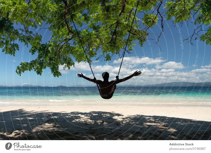 Touristische Entspannung auf einer wunderschönen tropischen Insel Erholung bewundernd Reisender Schaukel aussruhen Sand Strand Ferien & Urlaub & Reisen Resort