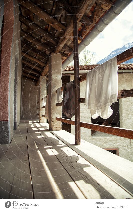 Wäschetrocknen retro Haus Einfamilienhaus Hütte Mauer Wand Tuch Baumwolle alt nachhaltig natürlich altmodisch old-school Geländer Farbfoto Außenaufnahme