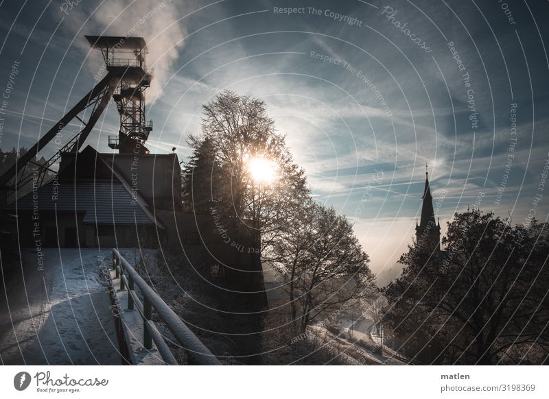 Bergbau Landschaft Pflanze Winter Schönes Wetter Baum Berge u. Gebirge Kleinstadt Menschenleer Industrieanlage Fabrik Kirche Brücke Bauwerk Gebäude dunkel kalt