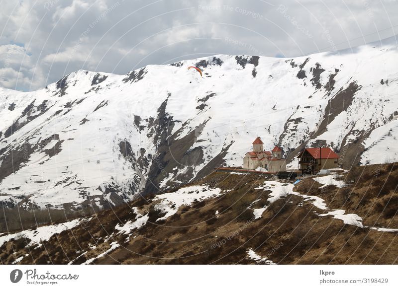 der Berg im kaukasischen Land schön Ferien & Urlaub & Reisen Tourismus Sommer Schnee Berge u. Gebirge wandern Natur Landschaft Himmel Wolken Gras Park Hügel