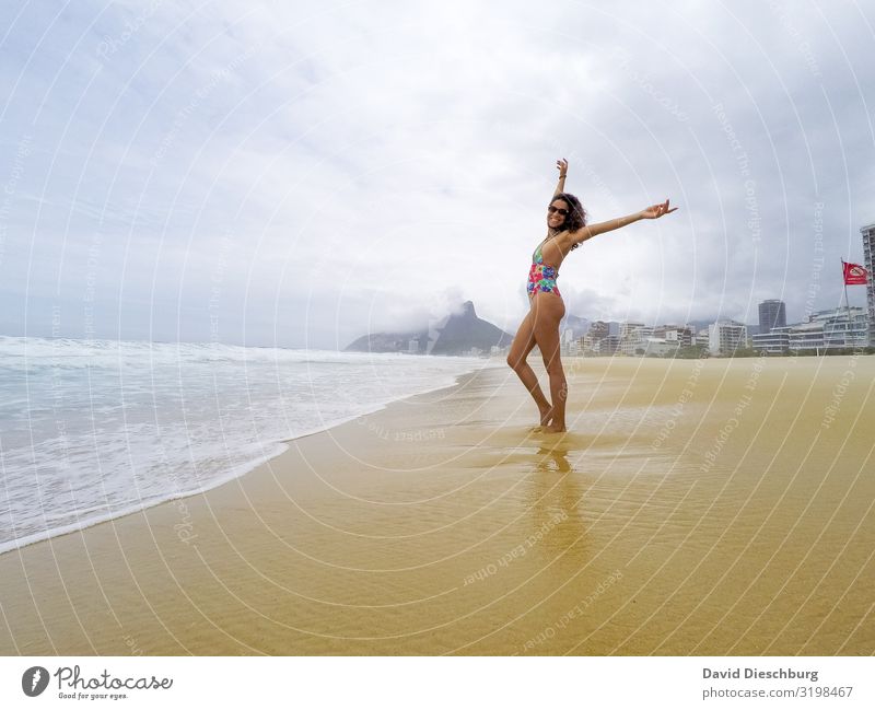 Praia Ipanema schön Ferien & Urlaub & Reisen Tourismus Sommerurlaub Sonnenbad feminin 1 Mensch Natur Landschaft Himmel Wolken Frühling Schönes Wetter Wellen