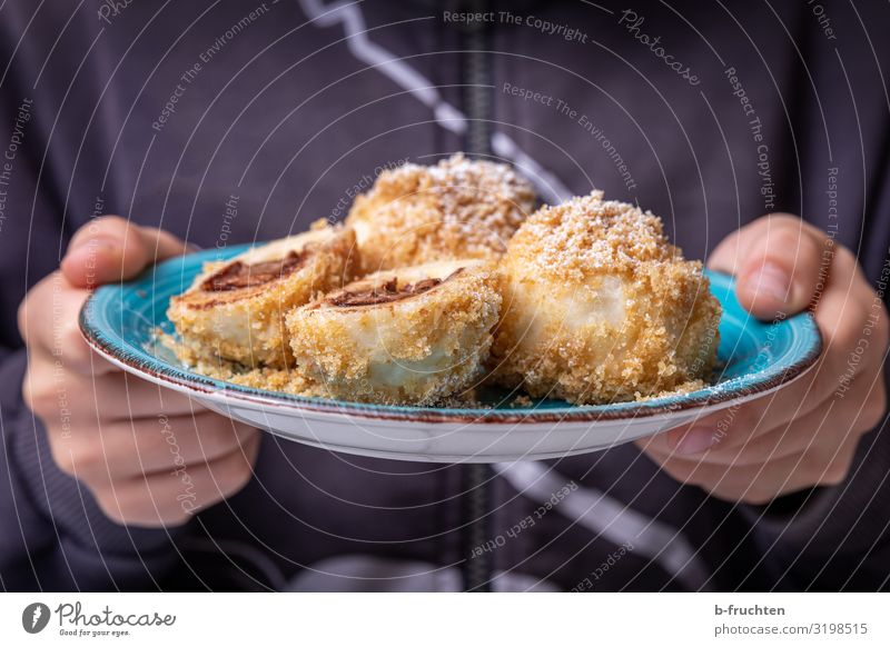 leckere Schokoladeknödeln Lebensmittel Teigwaren Backwaren Dessert Ernährung Essen Geschirr Teller Küche Kind Hand Finger 1 Mensch gebrauchen festhalten