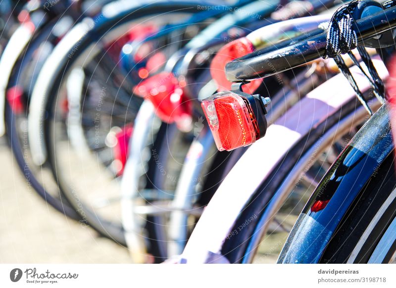 Fahrräder im Zentrum von Amsterdam geparkt Lifestyle Leben Ferien & Urlaub & Reisen Tourismus Sport Kultur Verkehr Straße Fahrzeug Metall alt schwarz Tradition