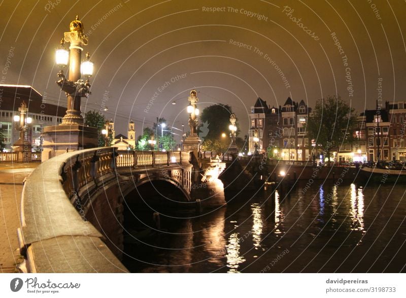 Brücke über die Amstel bei Nacht in Amsterdam Ferien & Urlaub & Reisen Tourismus Haus Fluss Stadt Gebäude Architektur Straße alt gelb Blauwbrug Felsbogen