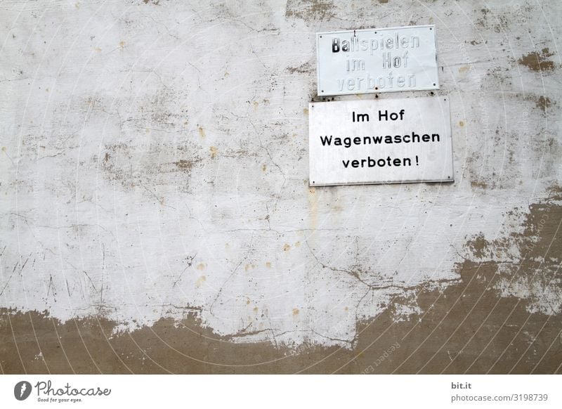 Ziemlich alles verboten. Mauer Wand Fassade Schriftzeichen Schilder & Markierungen Hinweisschild Warnschild Verbote Autowäsche Ball Zwang Hinterhof Hof Farbfoto