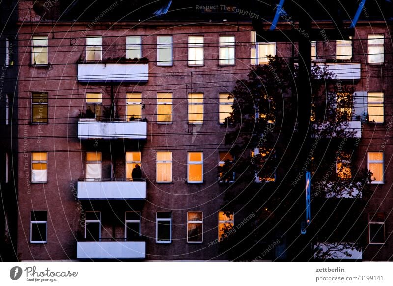 Unbekanntes Gebäude im Abendrot Altbau Fassade Fenster Haus hinterhaus Hinterhof Stadtzentrum Mauer Mehrfamilienhaus Menschenleer Stadthaus Textfreiraum Wand