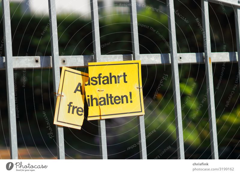 Schild Ausfahrt freihalten an Tor Verkehr Verkehrswege Straßenverkehr Straßenkreuzung Wege & Pfade Metall hängen Aggression kaputt gelb Verantwortung