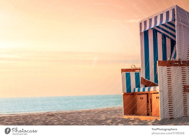 Strandkorb und Strand bei Sonnenuntergang auf Sylt. Kontext Sommerurlaub harmonisch Wohlgefühl Erholung Ferien & Urlaub & Reisen Sonnenbad Meer Insel Stuhl