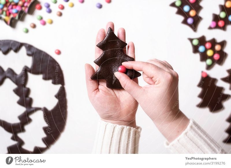 Weihnachtsplätzchen mit bunten Bonbons dekorieren. Lebkuchen Kuchen Dessert Süßwaren Schokolade Winter Feste & Feiern Weihnachten & Advent Hand Glück lecker süß