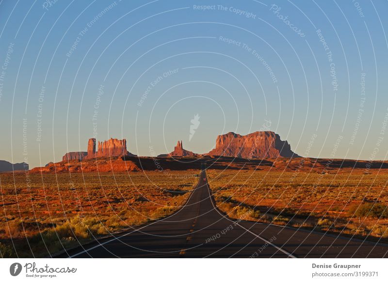 Monument Valley at Sunset in Utah Ferien & Urlaub & Reisen Umwelt Natur Landschaft Sand Klima Klimawandel Wetter Schönes Wetter Park Berge u. Gebirge Schlucht