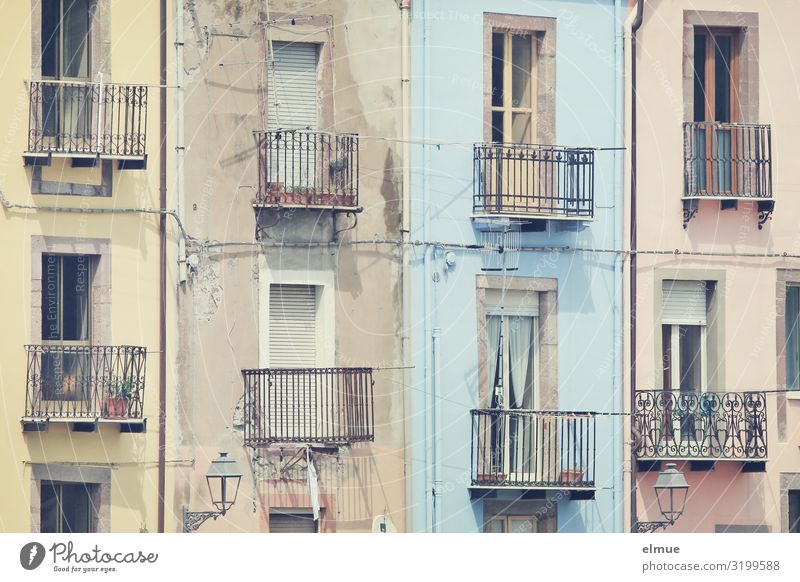 Balkonien Ferien & Urlaub & Reisen Sightseeing Italien Italienisch Sardinien Bosa Kleinstadt Haus Fassade Fenster alt authentisch außergewöhnlich historisch