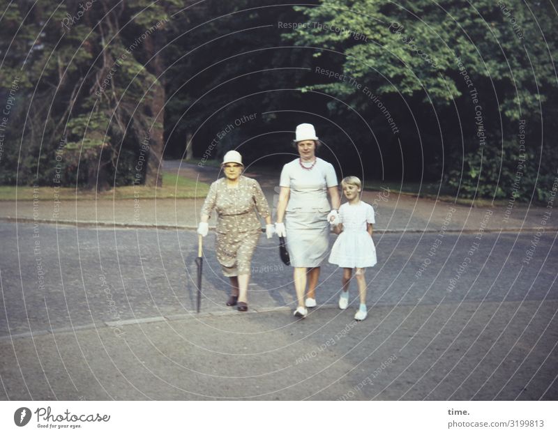 Energiebündel feminin Mädchen Frau Erwachsene Mutter Großmutter 3 Mensch Schönes Wetter Park Wald Straße Wege & Pfade Kleid Handschuhe Schirm Hut gehen