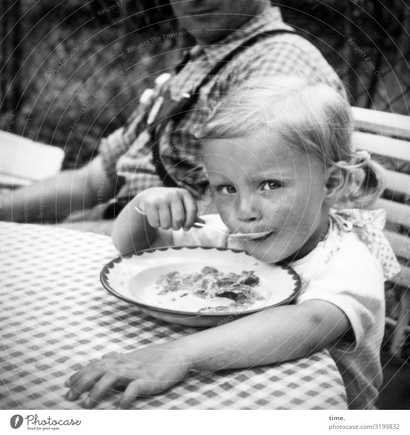 morgen gutes Wetter Ernährung Essen Geschirr Löffel Häusliches Leben Wohnung Gartenbank Tisch Teller maskulin feminin Mädchen 2 Mensch Hemd blond Zopf