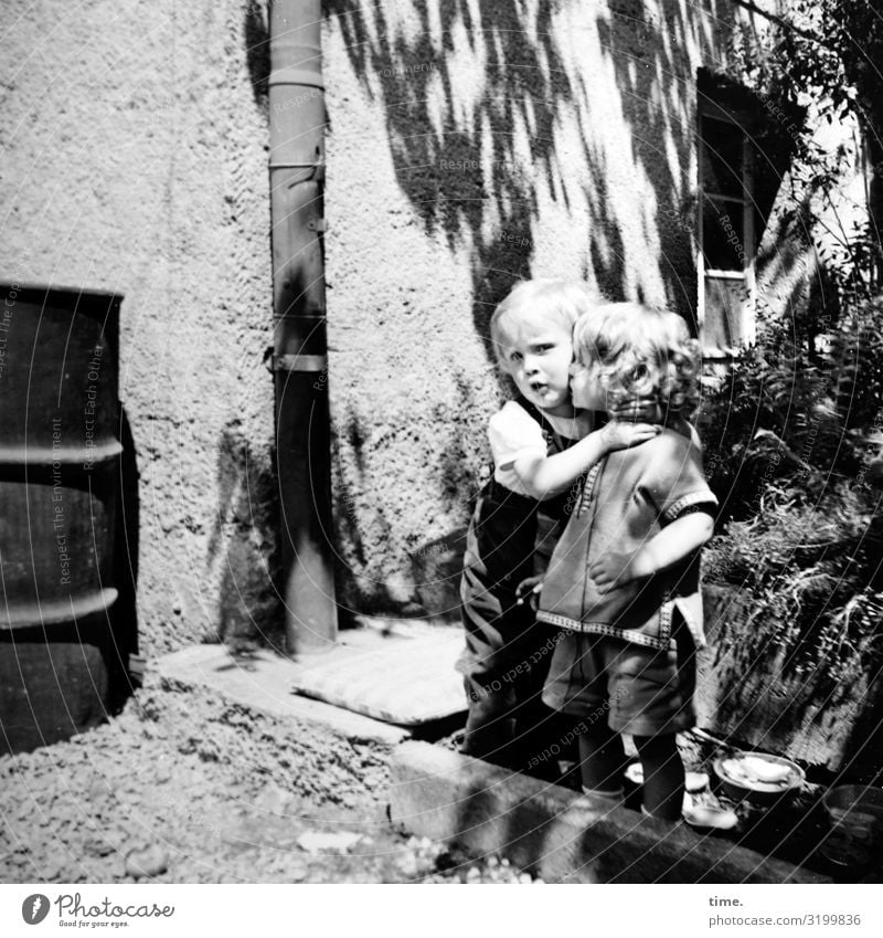 backyard story (II) feminin Mädchen 2 Mensch Schönes Wetter Pflanze Haus Mauer Wand Fenster Fallrohr Hinterhof Hemd Hose brünett blond langhaarig berühren