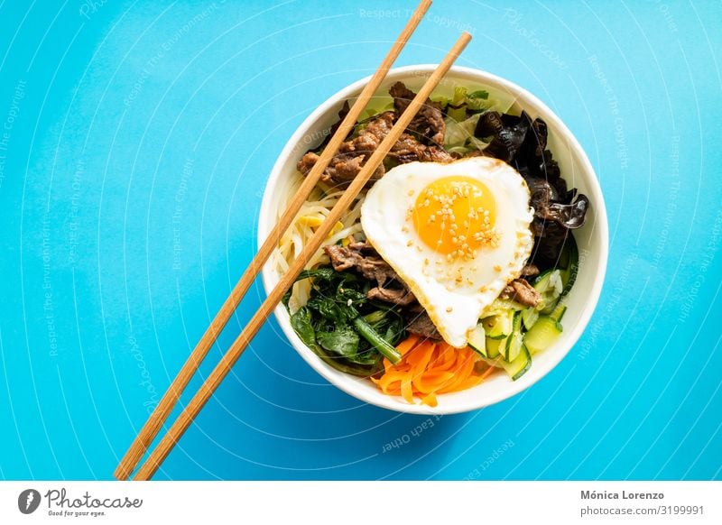 Bibimbap mit Rindfleisch, Ei und Gemüse. Die koreanische Küche. Fleisch Schalen & Schüsseln lecker blau rosa Tradition nori Essen zubereiten Paprika Speise