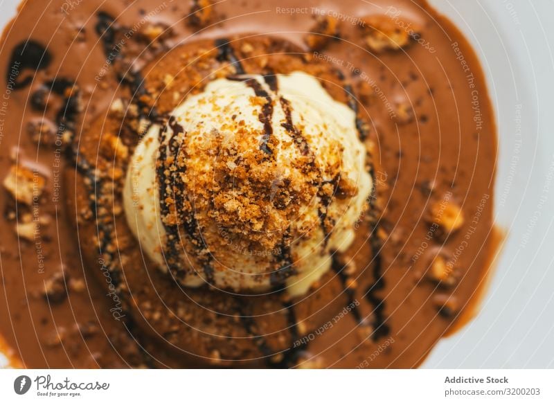 Leckerer süßer Burger mit Schokoladenkrume und Nüssen appetitlich heiter geschmackvoll Lebensmittel Essen Geschwindigkeit Dessert lecker Vanille cremig