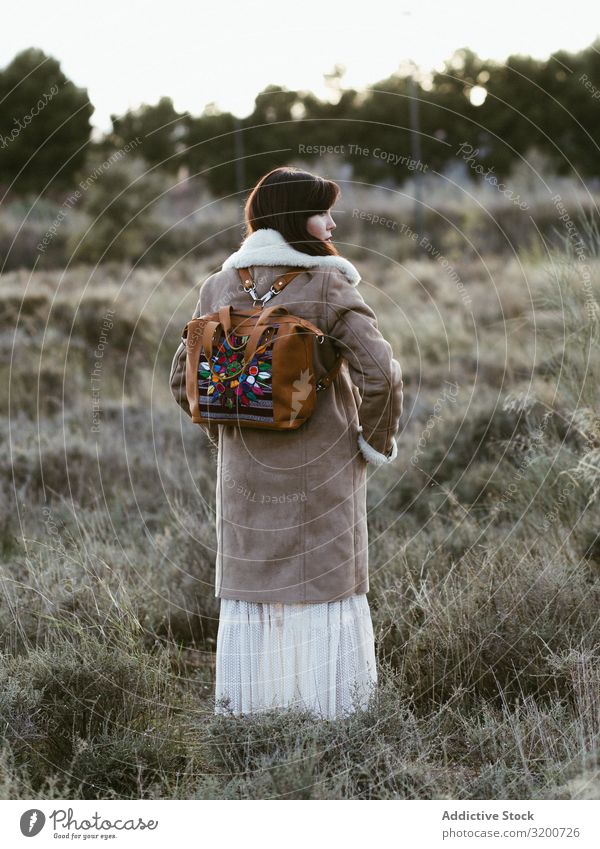 Charmante, lächelnde Frau mit trendigen Accessoires im Freien. Lächeln charmant trendy Porträt schön Model Glück weiße Kleidung Tag Sommer Stil modisch elegant