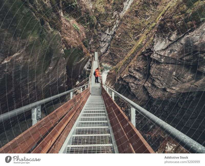 Tourist auf Wanderweg zwischen Felshängen wandern Wege & Pfade Felsen Berghang Reisender Berge u. Gebirge Fußweg umgeben majestätisch Natur Dolomiten Italien