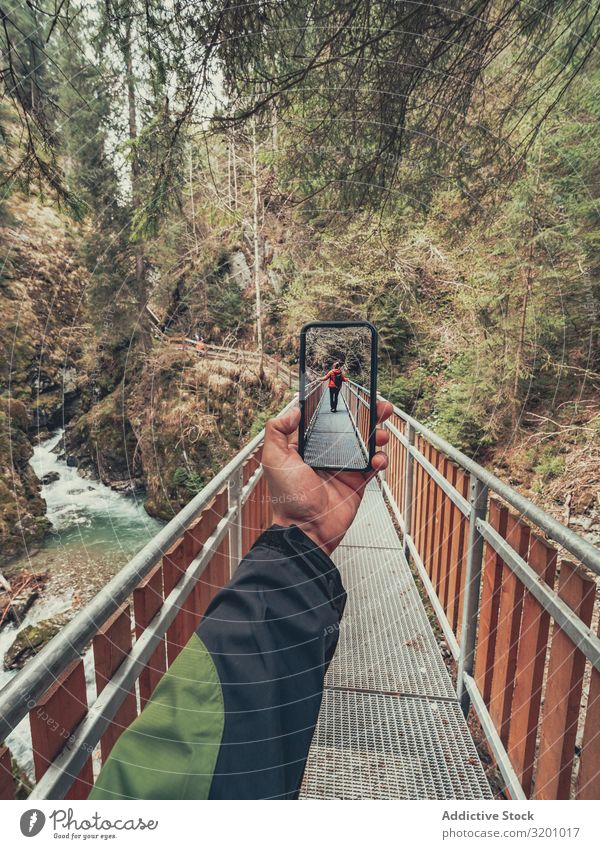 Tourist beim Fotografieren auf dem Fußweg fotografierend Wanderer Freundschaft laufen Reisender wandern malerisch Gegend Alpen Dolomiten Italien Lifestyle PDA