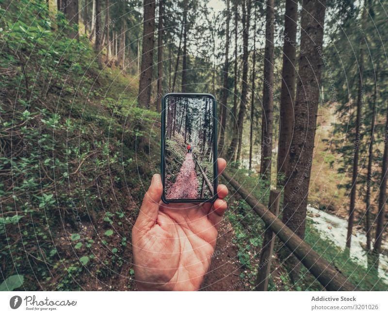 Tourist beim Fotografieren auf dem Fußweg fotografierend Wanderer Freundschaft laufen Reisender wandern malerisch Gegend Alpen Dolomiten Italien Lifestyle PDA