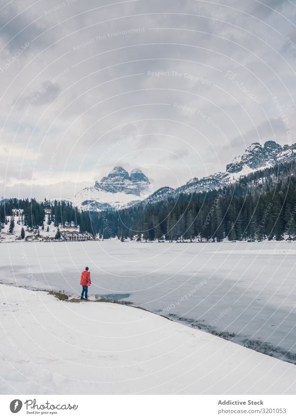 Unbekannte Person steht im Schnee, umgeben von Wald und Bergen Mann Berge u. Gebirge majestätisch Landschaft Winter Natur Ferien & Urlaub & Reisen Himmel