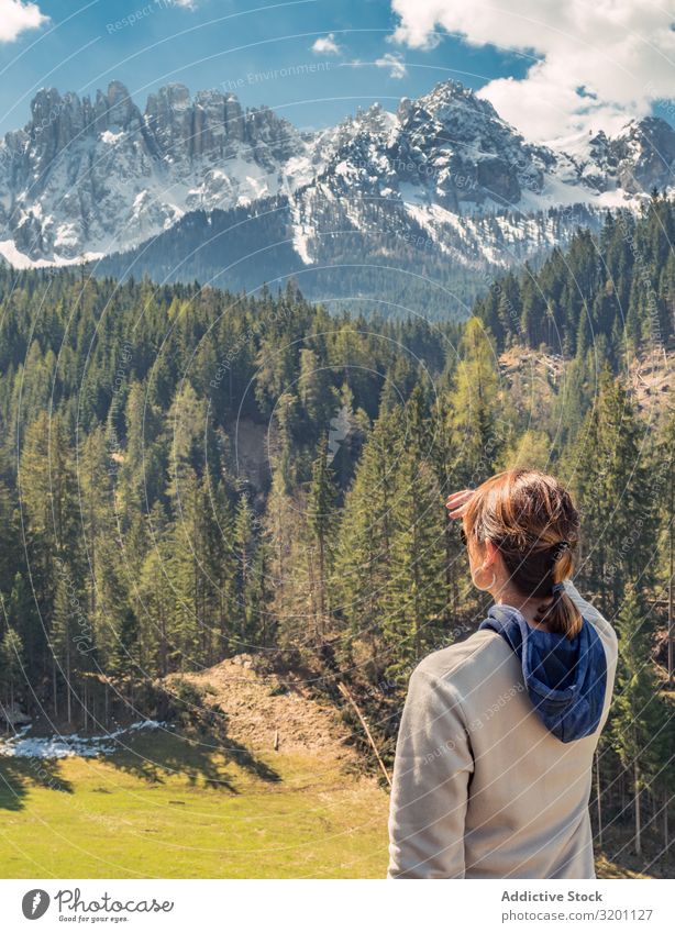 Frau bedeckt das Gesicht vor der Sonne und schaut auf eine erstaunliche Landschaft Berge u. Gebirge majestätisch Natur Ferien & Urlaub & Reisen Himmel Abenteuer