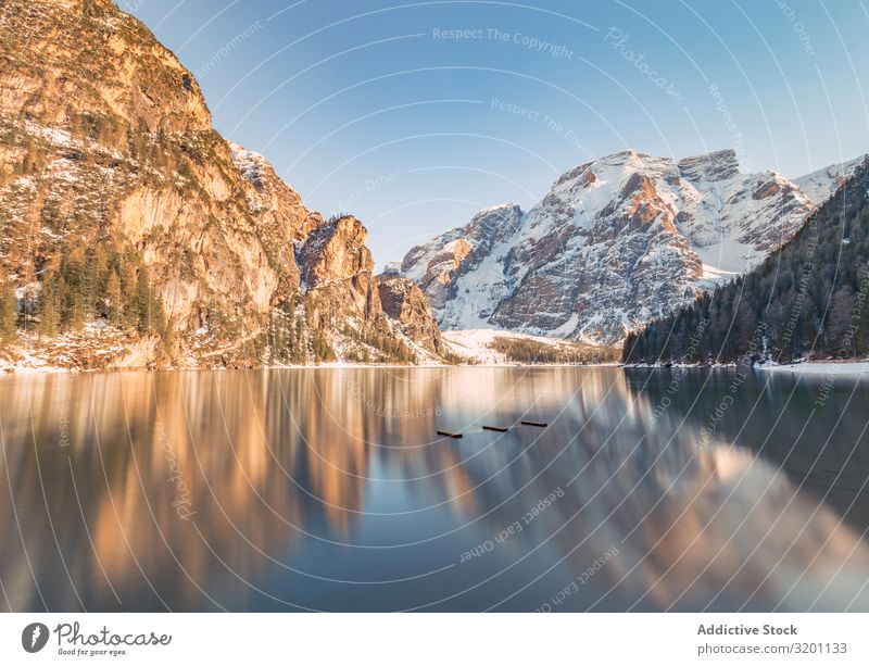 Erstaunlich ruhige Berg- und Seenlandschaft bei Tageslicht Landschaft Gelassenheit Reflexion & Spiegelung Buhne Natur Meer Felsen Küste Wasser Strand