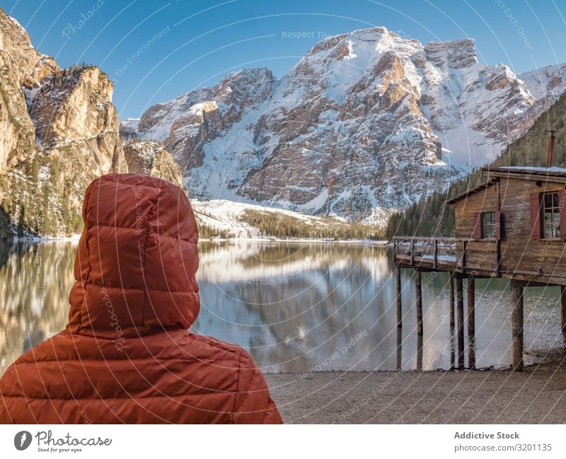 Unbekannte Person in warmer Jacke stehend und mit Blick auf eine ruhige Landschaft Mensch Gelassenheit Reflexion & Spiegelung Buhne Natur Meer Felsen Küste