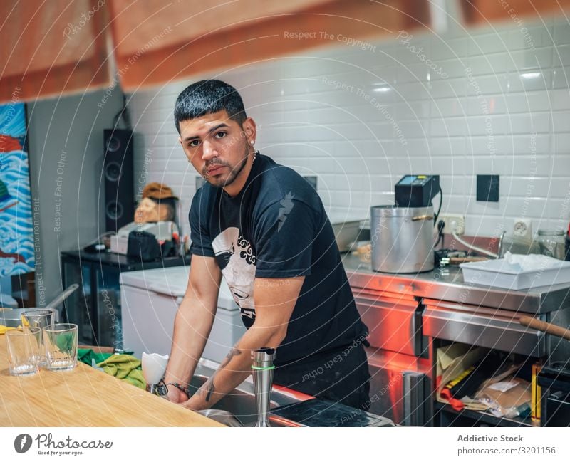 Männliche Hände waschen in der Küche Mann Wäsche waschen Restaurant Hand kochen & garen Japaner Speise Personal Lebensmittel Mahlzeit urwüchsig Jugendliche