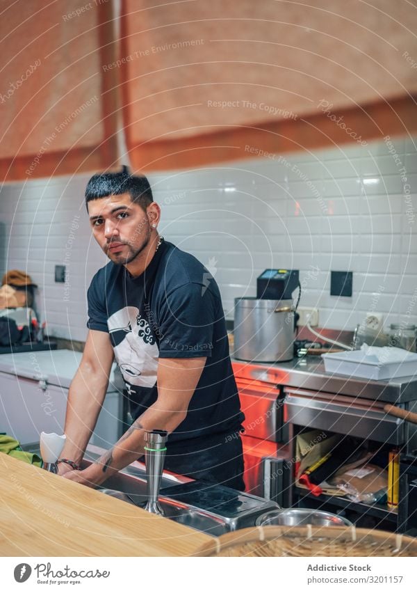 Männliche Hände waschen in der Küche Mann Wäsche waschen Restaurant Hand kochen & garen Japaner Speise Personal Lebensmittel Mahlzeit urwüchsig Jugendliche