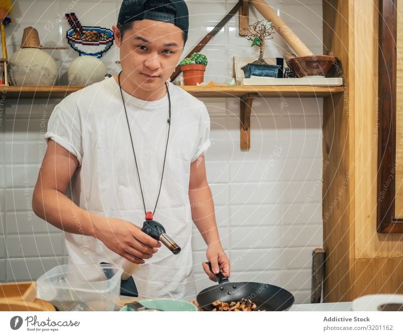 Asiatischer Mann kocht in der Küche kochen & garen Ramen Lebensmittel Beruf Japaner Speise Restaurant Arbeit & Erwerbstätigkeit Jugendliche Mensch asiatisch