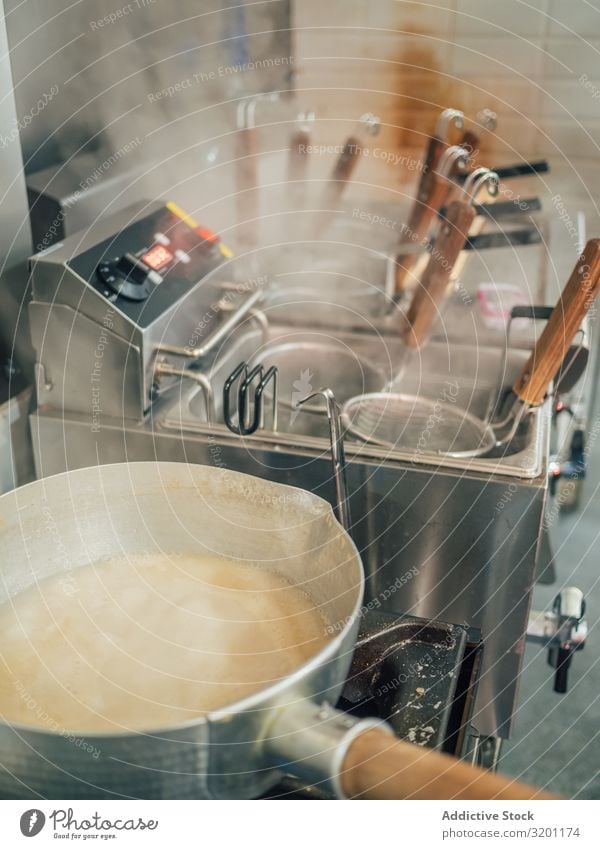 Küchengeräte im Restaurant Topf Fritteuse kochen & garen Lebensmittel Japaner Speise Ramen asiatisch braten Brühe Kochgeschirr Stahl Utensil Metall rostfrei