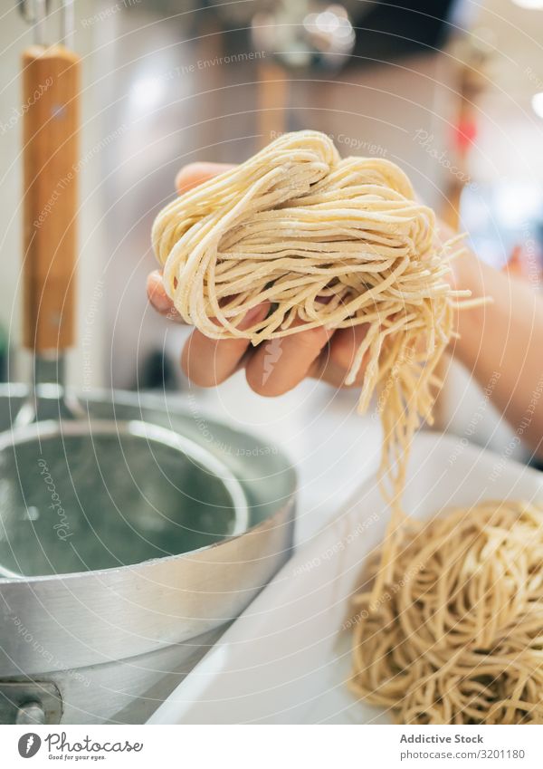 Küchenpersonal mit Nudeln für japanische Gerichte Mann kochen & garen Ramen Lebensmittel Beruf Japaner Speise Restaurant Arbeit & Erwerbstätigkeit multiethnisch