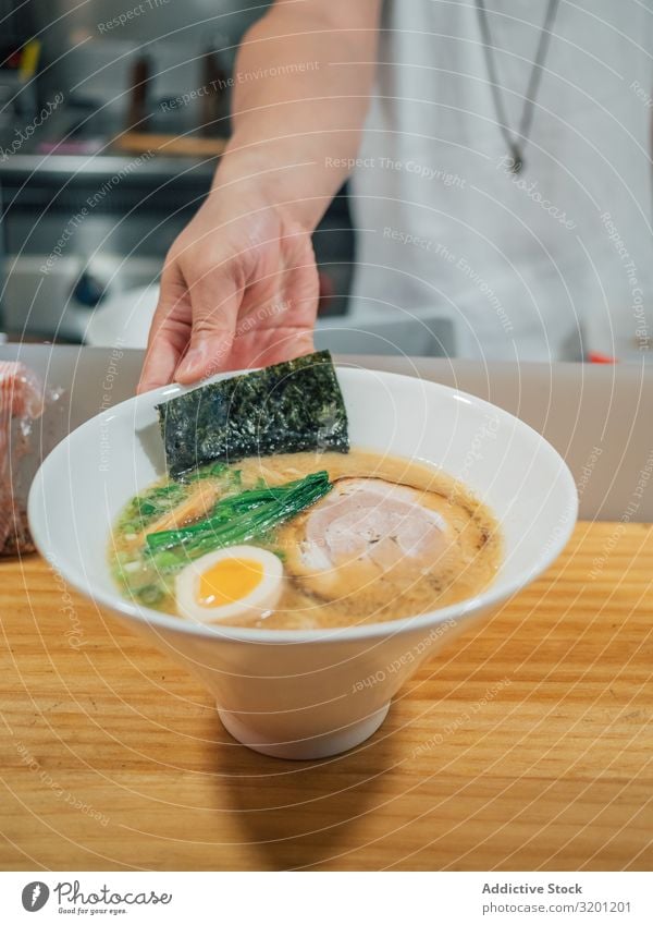 Asiatischer Küchenchef mit servierten Schalen Ramen Mann Koch Lebensmittel Japaner Speise Restaurant Beruf Café Arbeit & Erwerbstätigkeit Jugendliche asiatisch