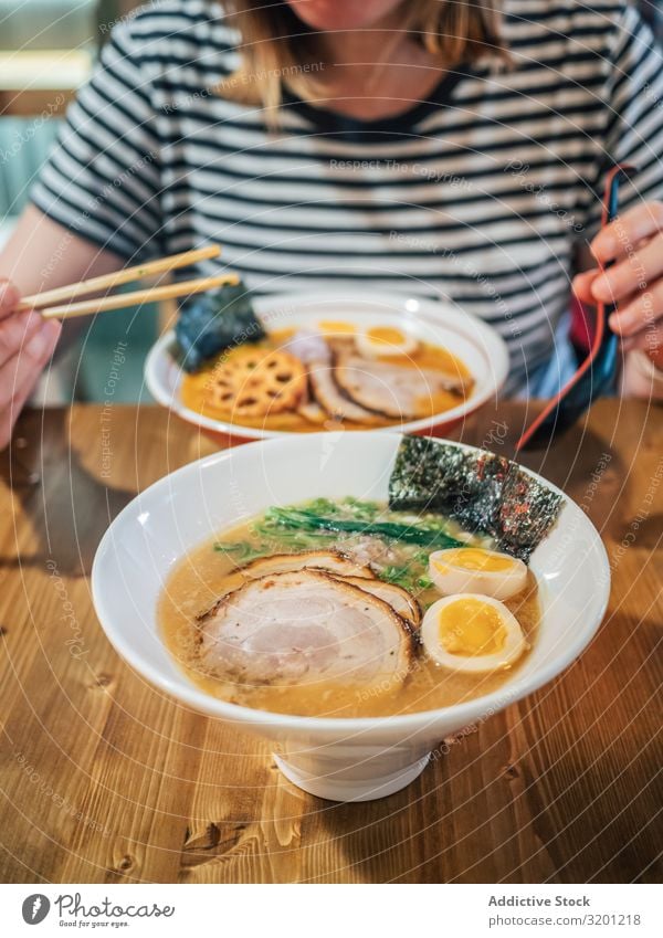 Weibchen isst japanisches Gericht Frau Ramen Suppe Japaner Speise Schalen & Schüsseln asiatisch Lebensmittel Tradition Mittagessen Abendessen Mensch Erwachsene