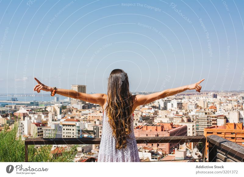 Frau auf dem Balkon mit Blick auf die Stadt von oben Skyline Aussichtspunkt atemberaubend Großstadt Sightseeing Ferien & Urlaub & Reisen Jugendliche schön