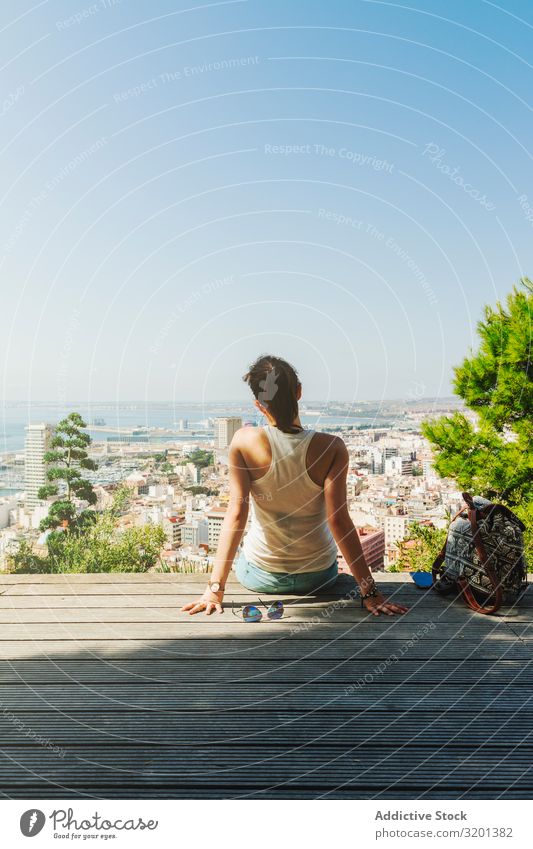 Frau auf Bank, die Stadtansichten von oben betrachtet Skyline atemberaubend Großstadt Sightseeing Ferien & Urlaub & Reisen Jugendliche schön Hochhaus Ausflug