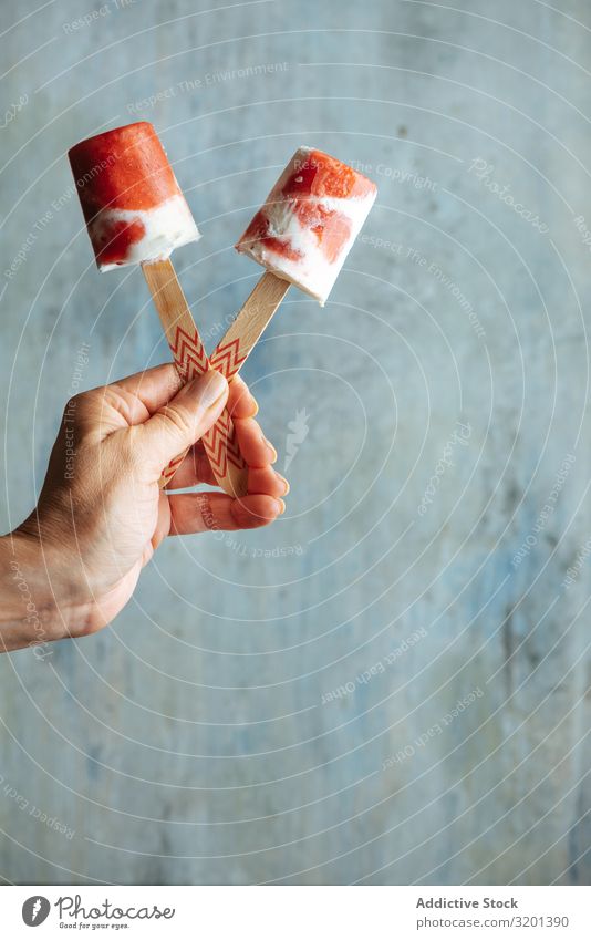 Wassermelone und Sahne-Eis am Stiel Eiscreme Frau Hand Halt Lebensmittel Nahaufnahme Snack Creme frisch Coolness Dessert kalt Sommer geschmackvoll gebastelt