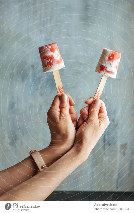 Wassermelone und Sahne-Eis am Stiel Eiscreme Frau Hand Halt Stieleis Lebensmittel Nahaufnahme Snack Creme frisch Coolness Dessert kalt Sommer geschmackvoll