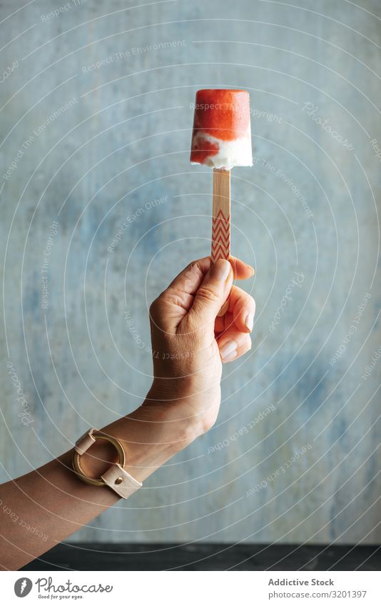 Wassermelone und Sahne-Eis am Stiel Eiscreme Frau Hand Halt Stieleis Lebensmittel Nahaufnahme Snack Creme frisch Coolness Dessert kalt Sommer geschmackvoll