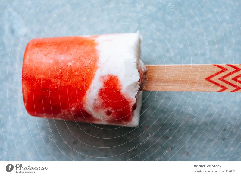 Wassermelone und Sahne-Eis am Stiel Eiscreme Stieleis Lebensmittel Nahaufnahme Snack Creme frisch Coolness Dessert kalt Sommer geschmackvoll gebastelt Frucht