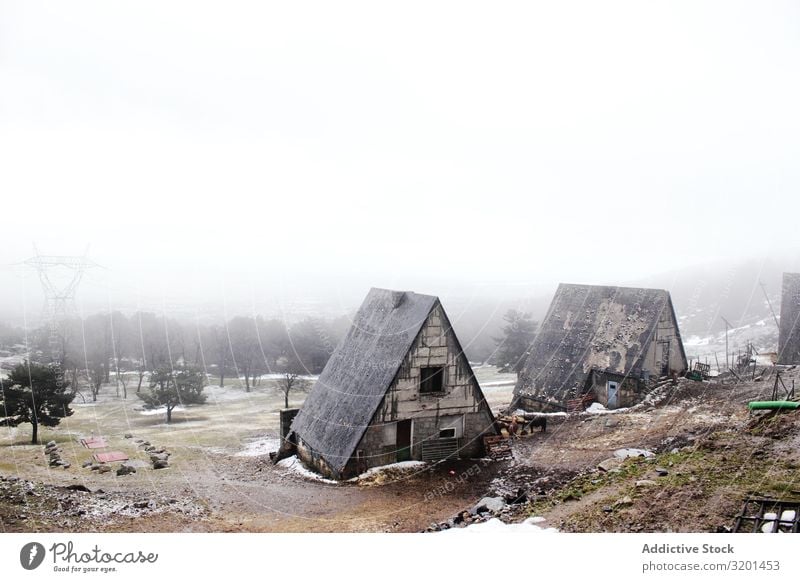 Schmuddelige Häuser an nebligem Tag Haus Schnee Nebel Landschaft schäbig Wetter alt Winter Natur Jahreszeiten Himmel kalt Coolness Hütten verwittert rau