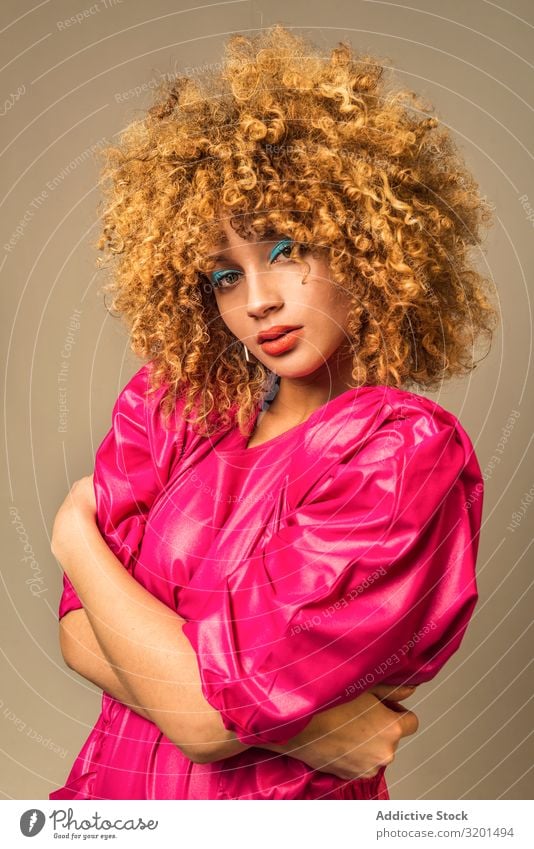 Weiblicher Retro-Torso in Umarmung Frau retro Outfit Schminke hell umarmend krause Haare Jugendliche Model genießen Farbe altehrwürdig Stil trendy Glamour Dame